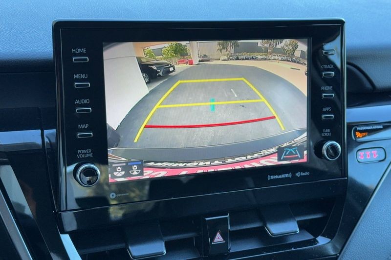 Toyota Camry Vehicle Full-screen Gallery Image 18