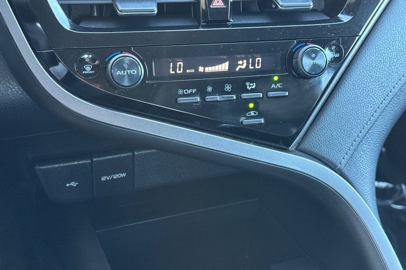 Toyota Camry Vehicle Full-screen Gallery Image 19