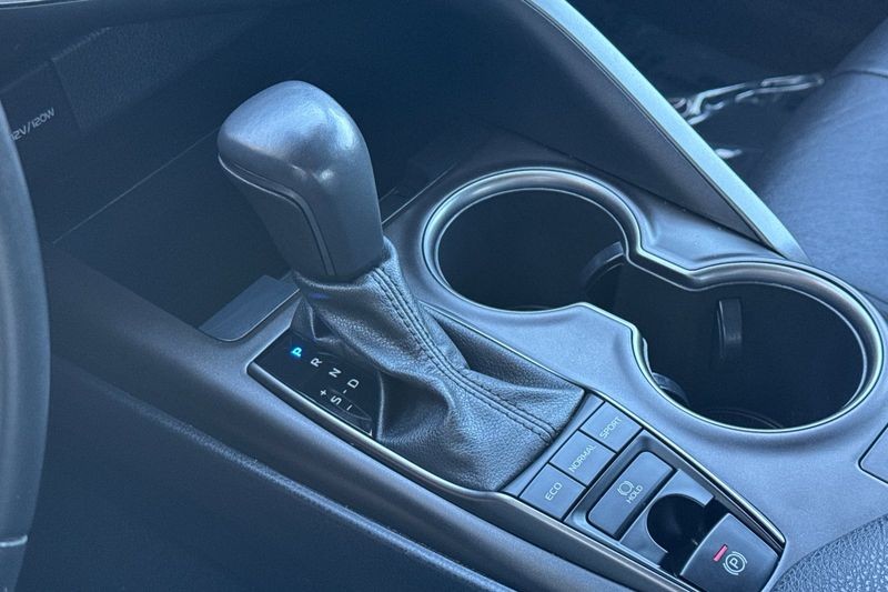 Toyota Camry Vehicle Full-screen Gallery Image 20