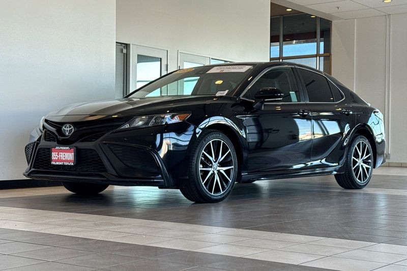 Toyota Camry Vehicle Full-screen Gallery Image 08