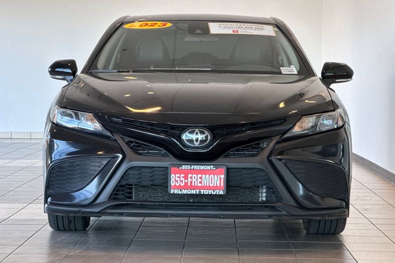 Toyota Camry Vehicle Full-screen Gallery Image 09