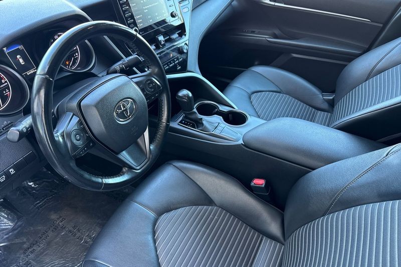Toyota Camry Vehicle Full-screen Gallery Image 10