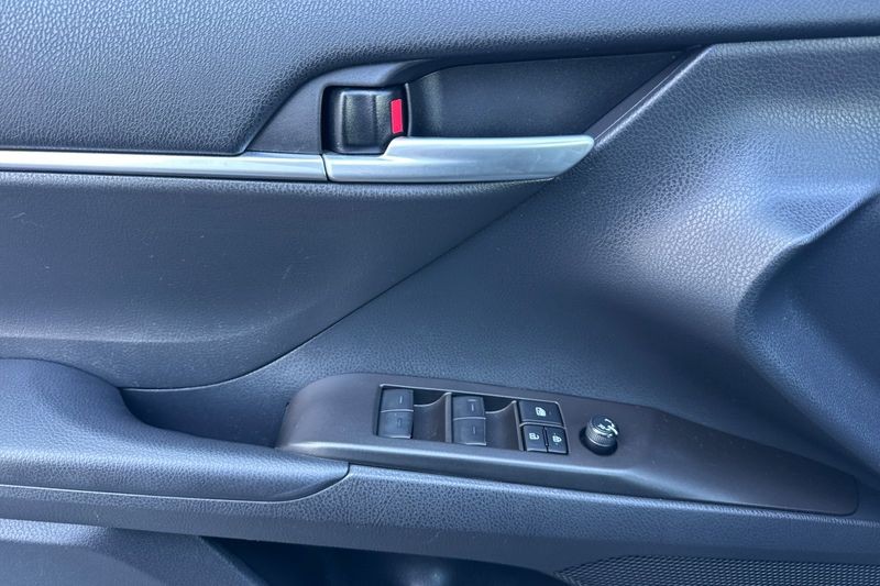 Toyota Camry Vehicle Full-screen Gallery Image 11