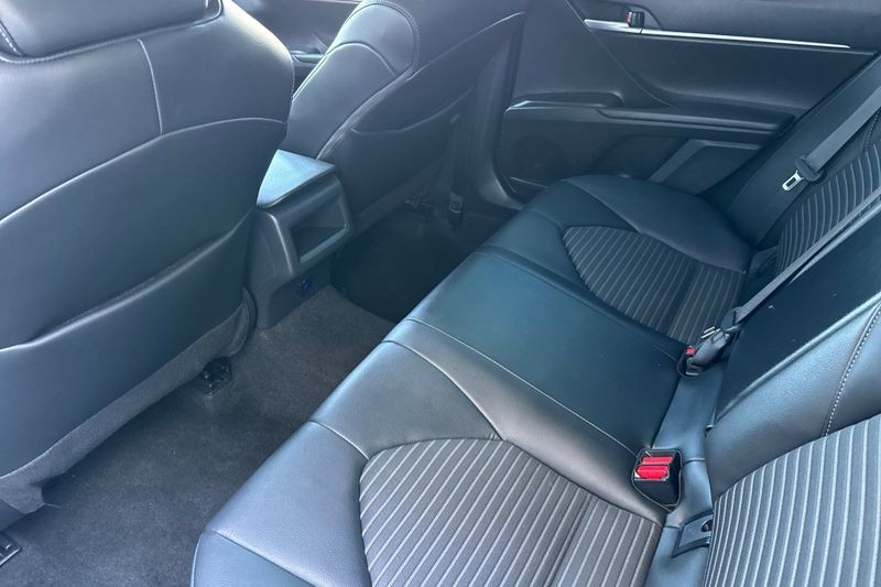 Toyota Camry Vehicle Full-screen Gallery Image 12