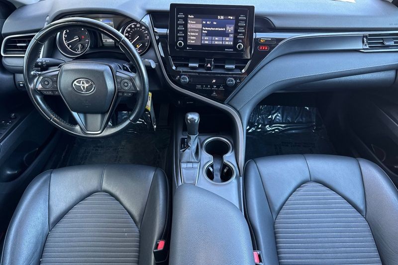 Toyota Camry Vehicle Full-screen Gallery Image 13
