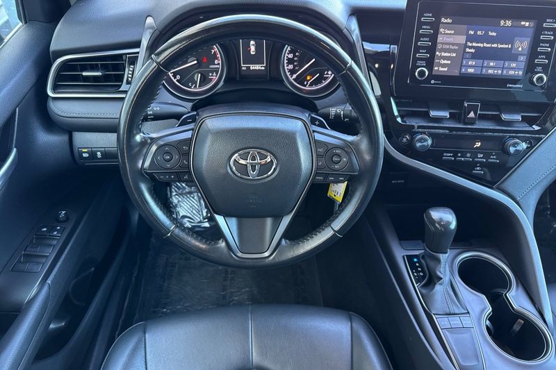 Toyota Camry Vehicle Full-screen Gallery Image 14