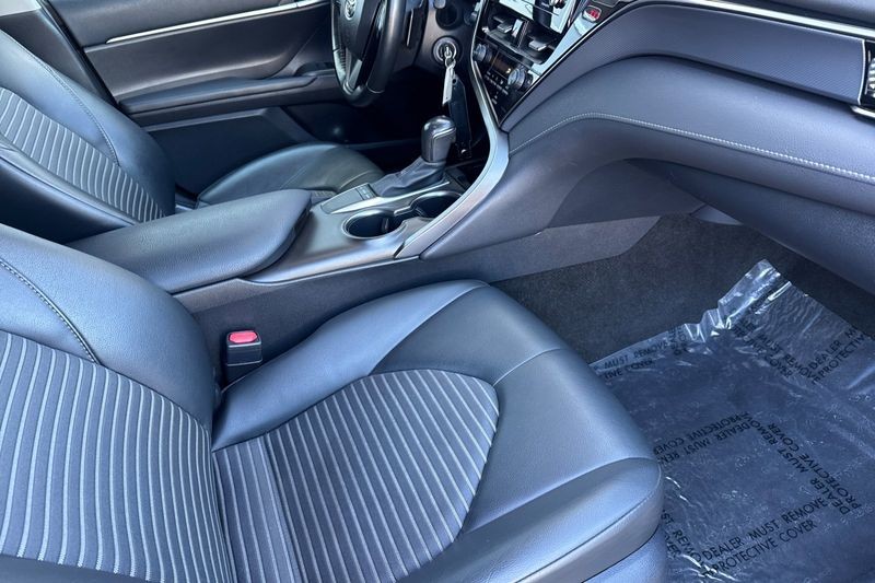 Toyota Camry Vehicle Full-screen Gallery Image 15