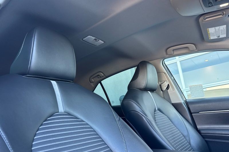 Toyota Camry Vehicle Full-screen Gallery Image 16