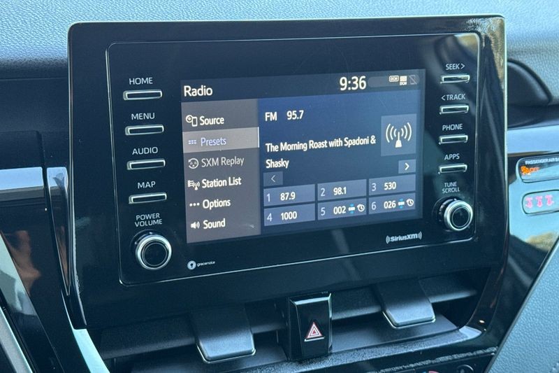 Toyota Camry Vehicle Full-screen Gallery Image 17
