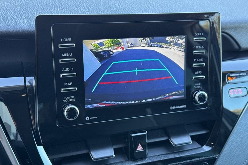 Toyota Camry Vehicle Full-screen Gallery Image 18
