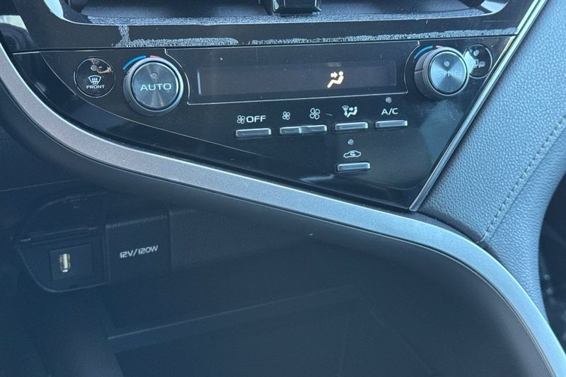 Toyota Camry Vehicle Full-screen Gallery Image 19