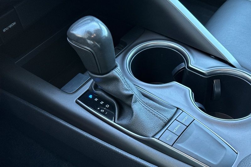 Toyota Camry Vehicle Full-screen Gallery Image 20