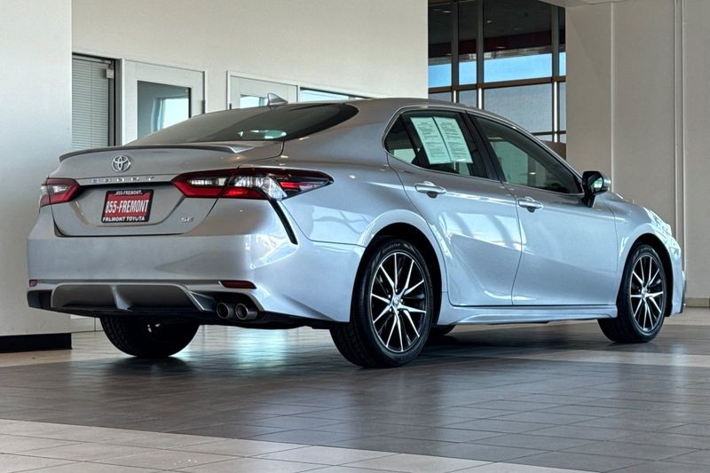 Toyota Camry Vehicle Full-screen Gallery Image 04
