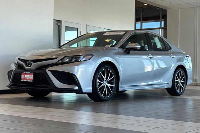 Toyota Camry Vehicle Full-screen Gallery Image 08