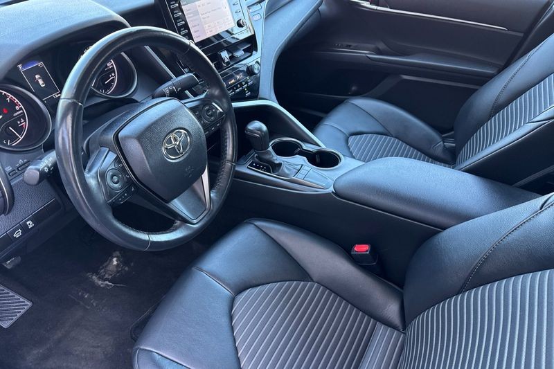 Toyota Camry Vehicle Full-screen Gallery Image 10