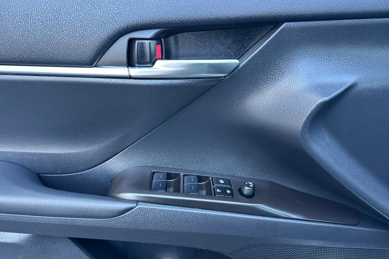Toyota Camry Vehicle Full-screen Gallery Image 11