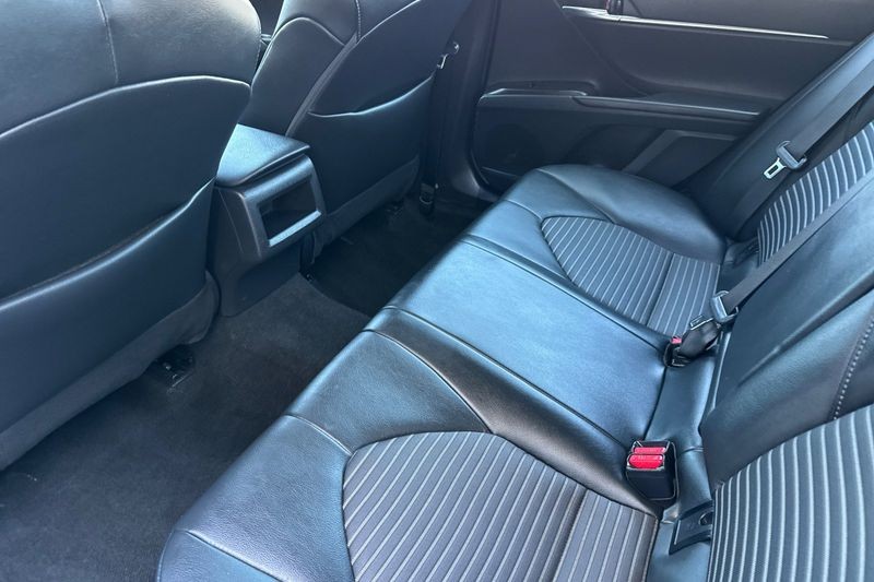 Toyota Camry Vehicle Full-screen Gallery Image 12