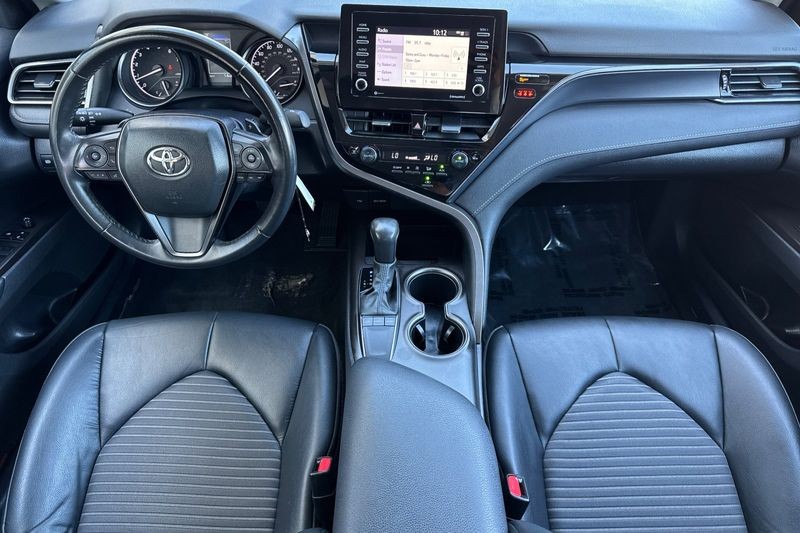 Toyota Camry Vehicle Full-screen Gallery Image 13