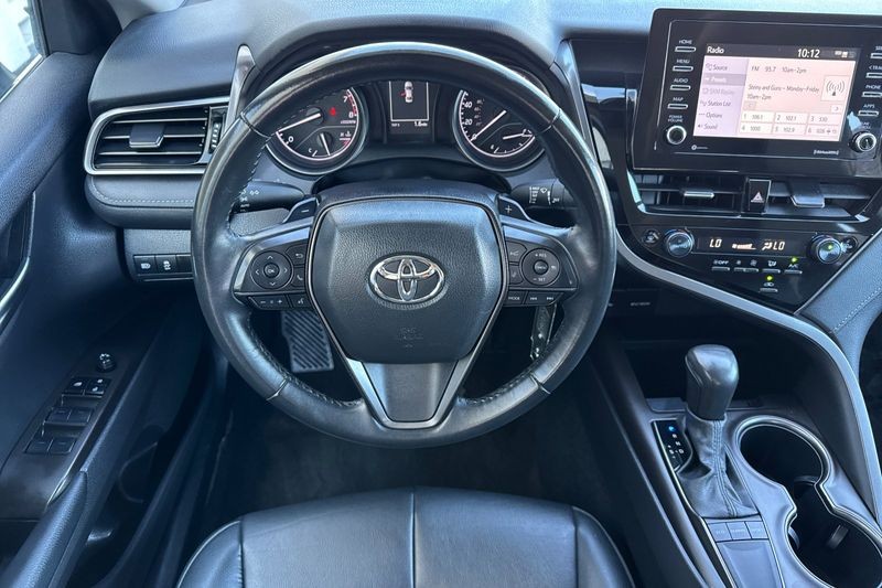 Toyota Camry Vehicle Full-screen Gallery Image 14