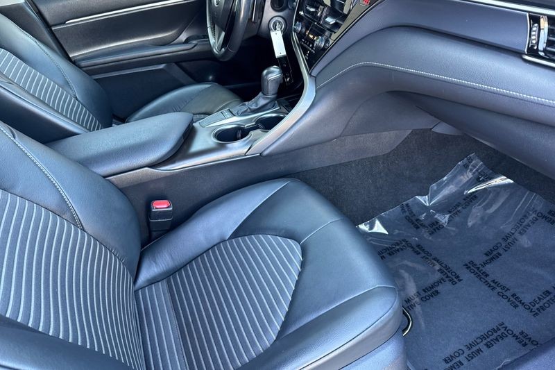 Toyota Camry Vehicle Full-screen Gallery Image 15