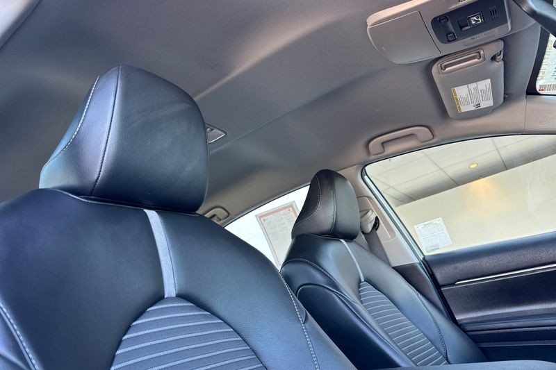 Toyota Camry Vehicle Full-screen Gallery Image 16