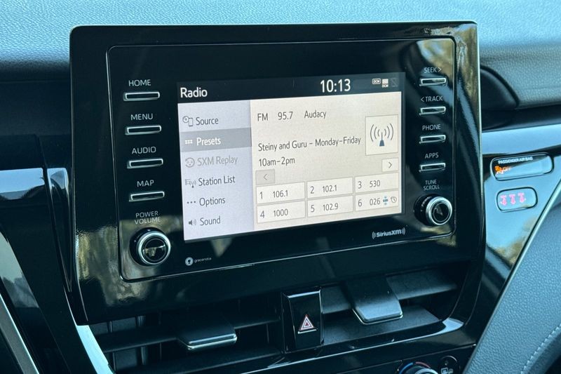 Toyota Camry Vehicle Full-screen Gallery Image 17