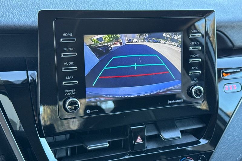 Toyota Camry Vehicle Full-screen Gallery Image 18