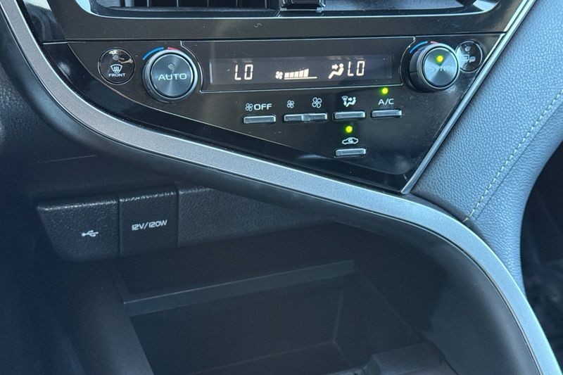 Toyota Camry Vehicle Full-screen Gallery Image 19