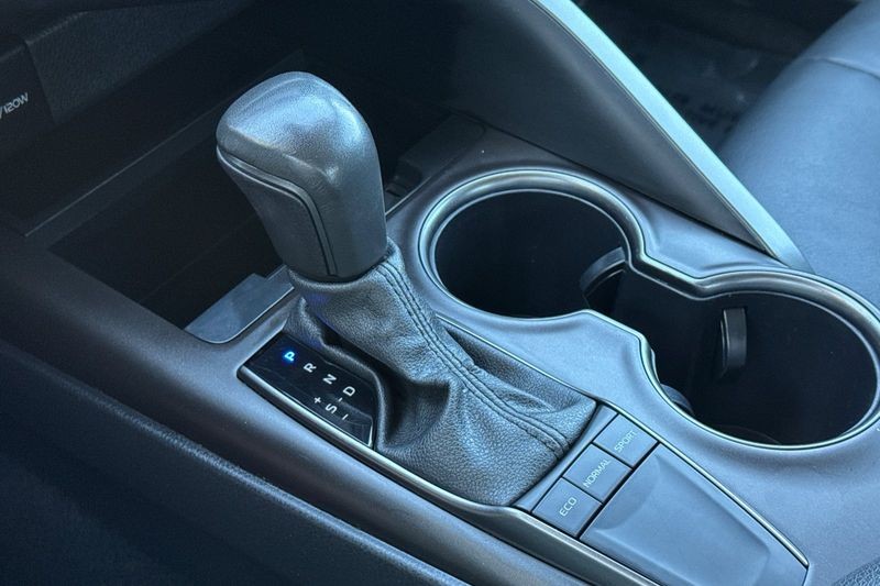 Toyota Camry Vehicle Full-screen Gallery Image 20