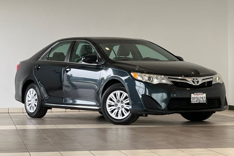 Toyota Camry Vehicle Full-screen Gallery Image 02