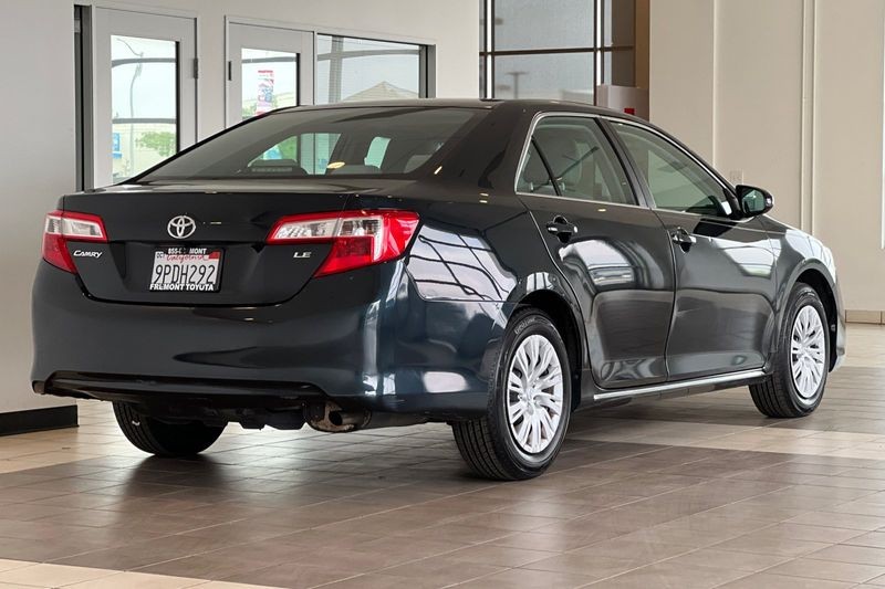 Toyota Camry Vehicle Full-screen Gallery Image 04