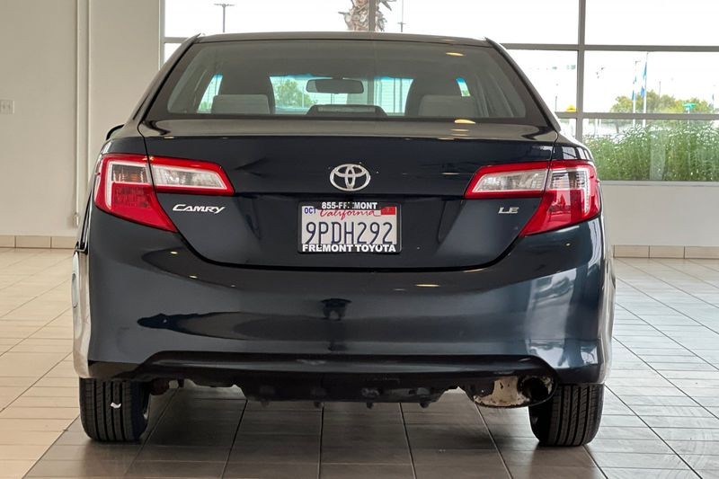 Toyota Camry Vehicle Full-screen Gallery Image 05