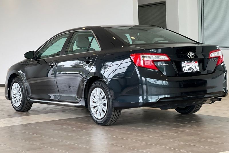 Toyota Camry Vehicle Full-screen Gallery Image 06