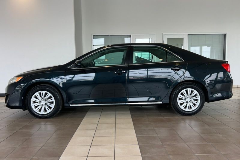 Toyota Camry Vehicle Full-screen Gallery Image 07