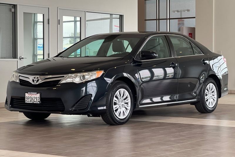 Toyota Camry Vehicle Full-screen Gallery Image 08
