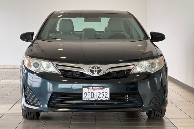 Toyota Camry Vehicle Full-screen Gallery Image 09