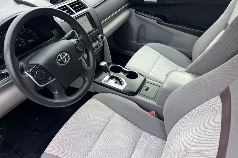 Toyota Camry Vehicle Full-screen Gallery Image 10
