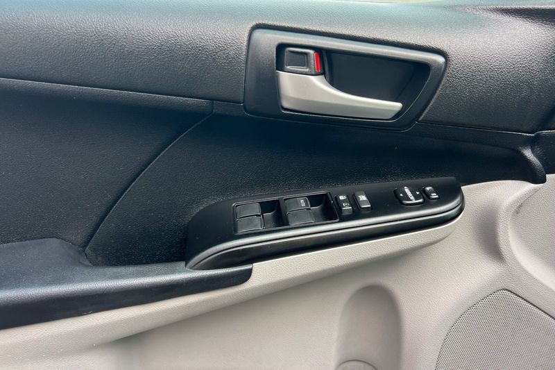 Toyota Camry Vehicle Full-screen Gallery Image 11