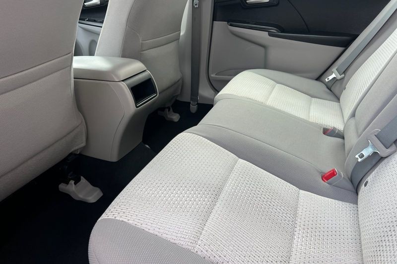Toyota Camry Vehicle Full-screen Gallery Image 12