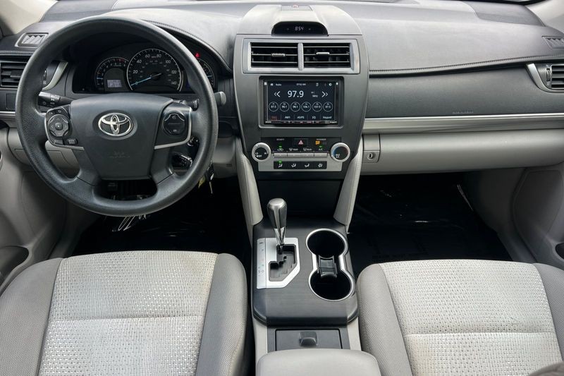 Toyota Camry Vehicle Full-screen Gallery Image 13