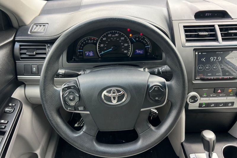Toyota Camry Vehicle Full-screen Gallery Image 14