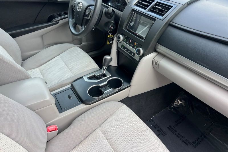 Toyota Camry Vehicle Full-screen Gallery Image 15