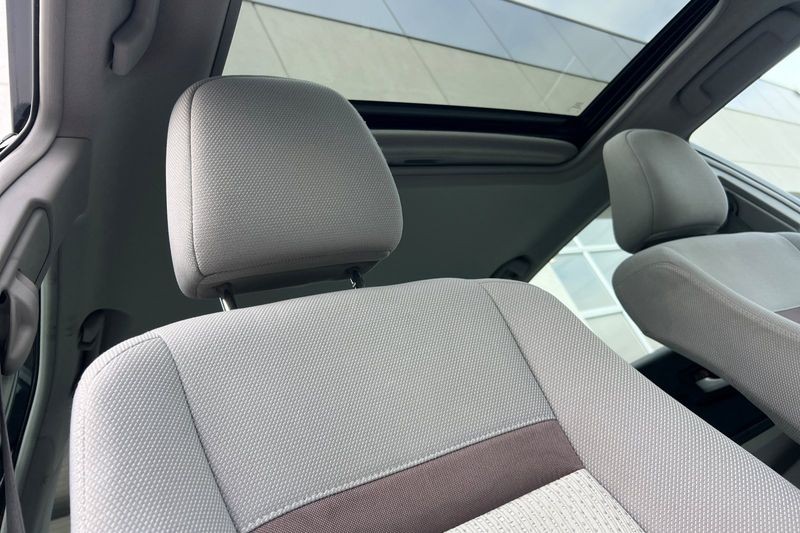 Toyota Camry Vehicle Full-screen Gallery Image 16