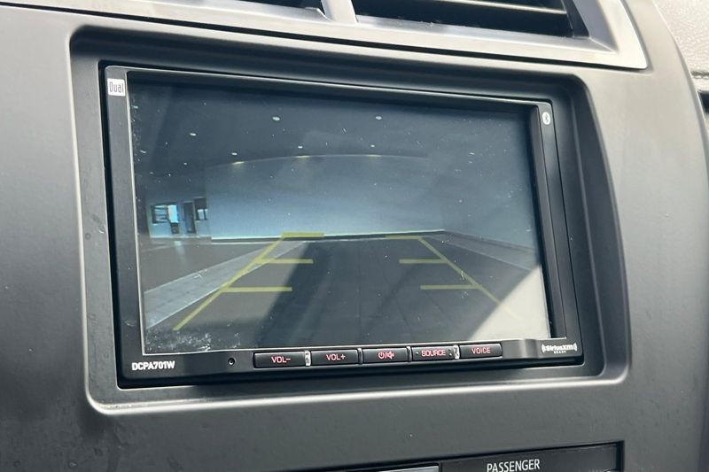 Toyota Camry Vehicle Full-screen Gallery Image 18