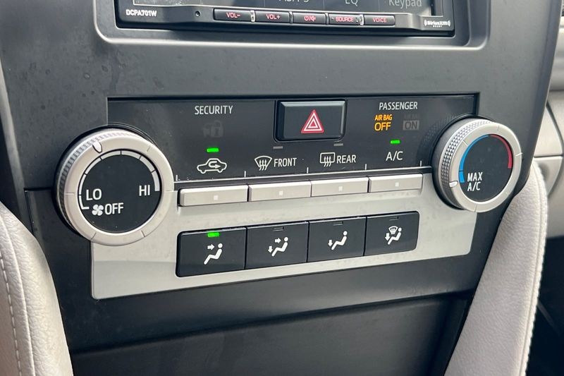 Toyota Camry Vehicle Full-screen Gallery Image 19