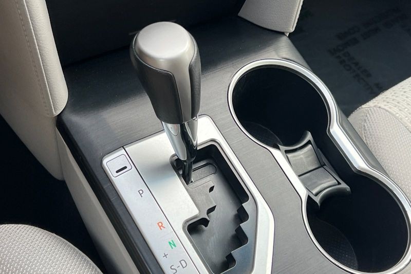 Toyota Camry Vehicle Full-screen Gallery Image 20