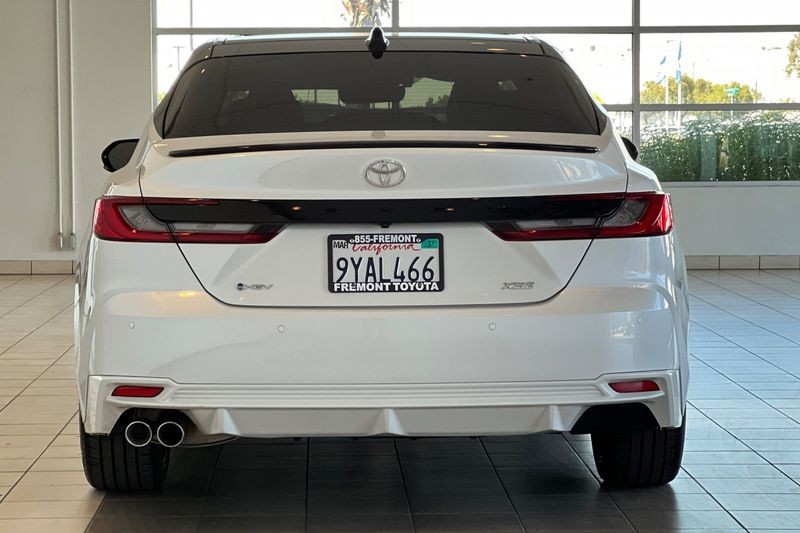 Toyota Camry Vehicle Full-screen Gallery Image 05