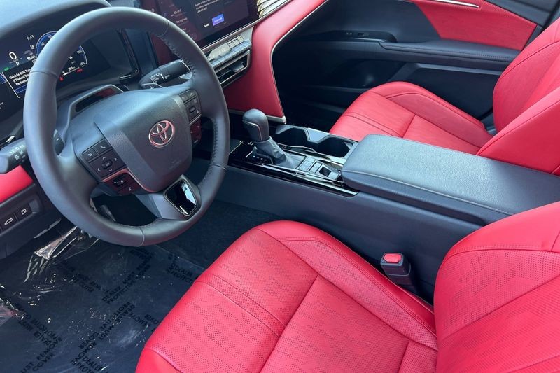 Toyota Camry Vehicle Full-screen Gallery Image 10