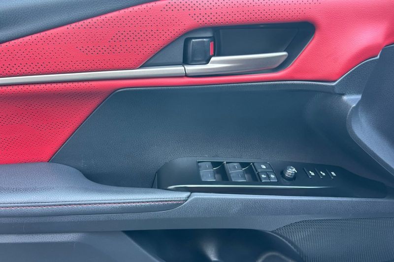 Toyota Camry Vehicle Full-screen Gallery Image 11