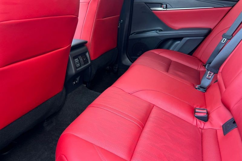 Toyota Camry Vehicle Full-screen Gallery Image 12